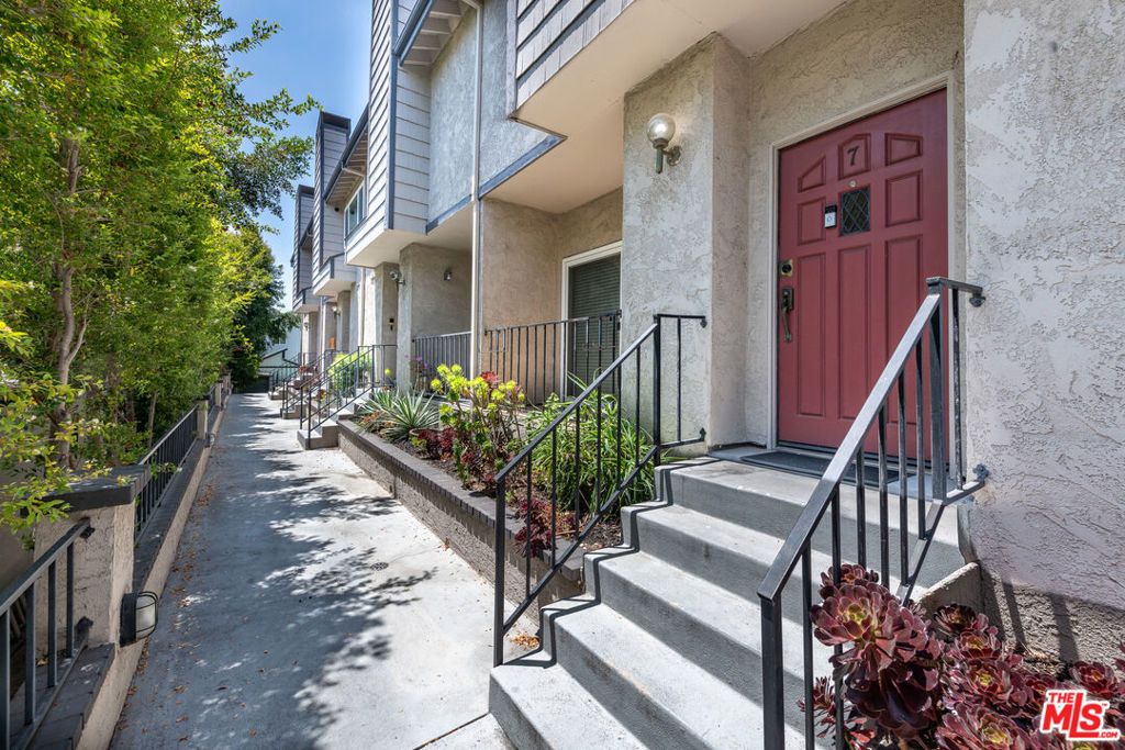 12416 Magnolia Boulevard 7, Valley Village, CA 91607