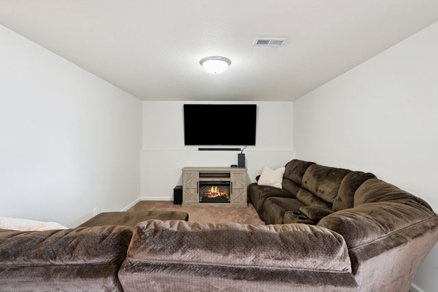 414 W Meadow Lane, Walcott, IA 52773