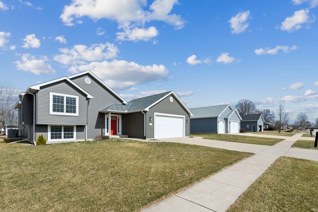 414 W Meadow Lane, Walcott, IA 52773