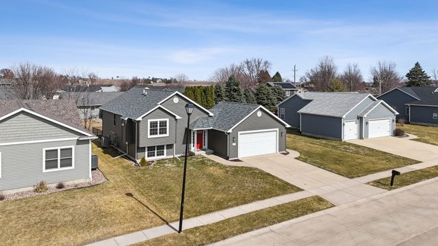 414 W Meadow Lane, Walcott, IA 52773