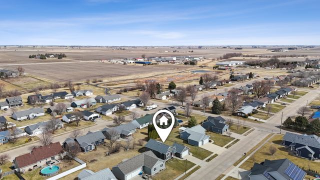 414 W Meadow Lane, Walcott, IA 52773
