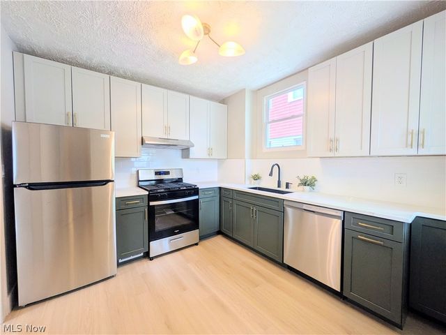 3270 Yorkshire Road, Cleveland Heights, OH 44118