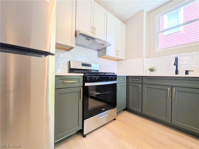 3270 Yorkshire Road, Cleveland Heights, OH 44118