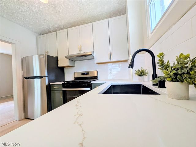3270 Yorkshire Road, Cleveland Heights, OH 44118