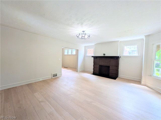 3270 Yorkshire Road, Cleveland Heights, OH 44118