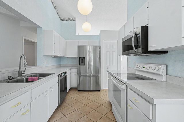 5657 29TH STREET CIRCLE E, Bradenton, FL 34203
