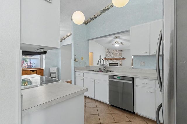 5657 29TH STREET CIRCLE E, Bradenton, FL 34203