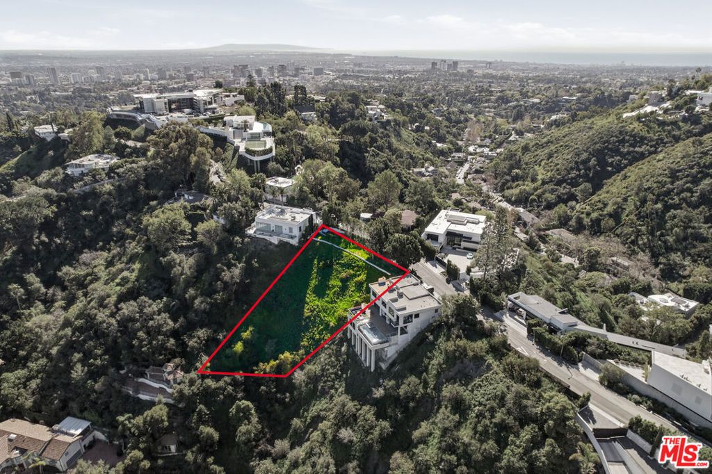 Image 10 of property listing at 1016 Stradella Road, Los Angeles, CA 90077