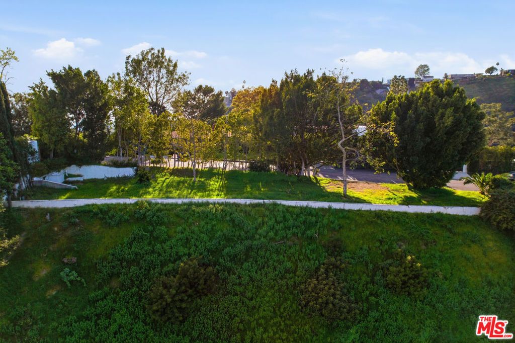 Image 2 of property listing at 1016 Stradella Road, Los Angeles, CA 90077