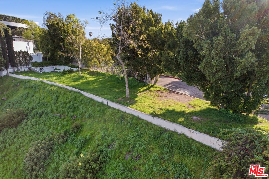 Image 3 of property listing at 1016 Stradella Road, Los Angeles, CA 90077