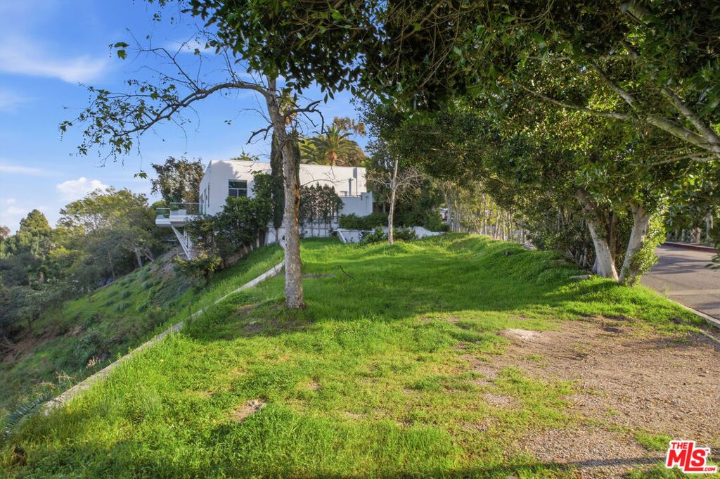 Image 4 of property listing at 1016 Stradella Road, Los Angeles, CA 90077