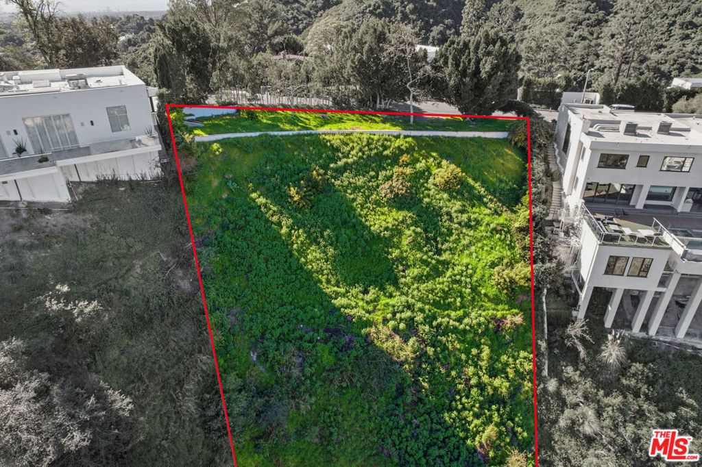 Image 8 of property listing at 1016 Stradella Road, Los Angeles, CA 90077