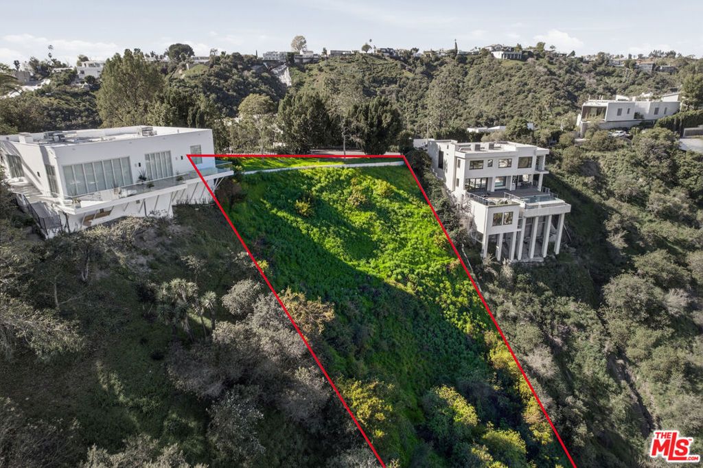 Image 9 of property listing at 1016 Stradella Road, Los Angeles, CA 90077