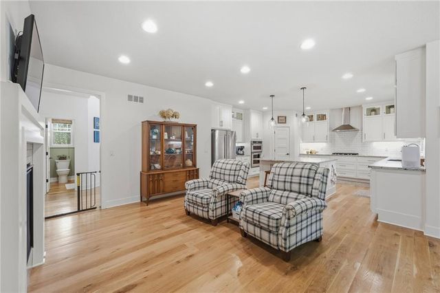 433 N Winnebago Drive, Lake Winnebago, MO 64034
