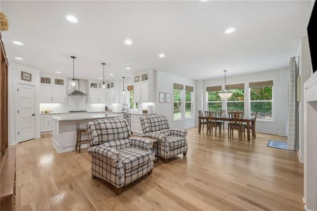 433 N Winnebago Drive, Lake Winnebago, MO 64034