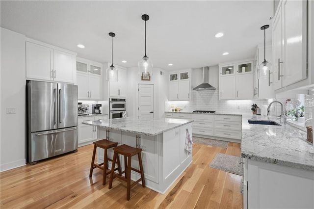 433 N Winnebago Drive, Lake Winnebago, MO 64034