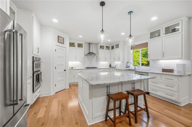 433 N Winnebago Drive, Lake Winnebago, MO 64034