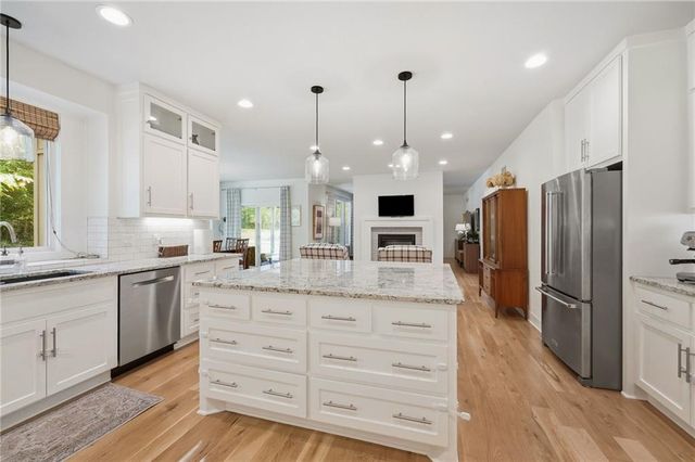 433 N Winnebago Drive, Lake Winnebago, MO 64034