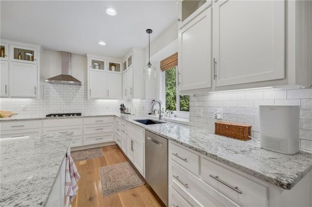433 N Winnebago Drive, Lake Winnebago, MO 64034