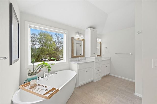 433 N Winnebago Drive, Lake Winnebago, MO 64034