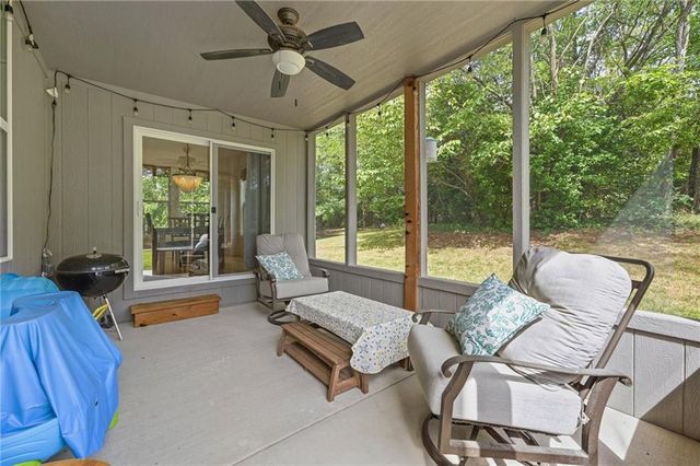 433 N Winnebago Drive, Lake Winnebago, MO 64034