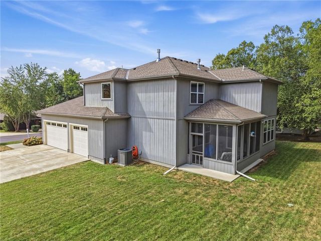 433 N Winnebago Drive, Lake Winnebago, MO 64034