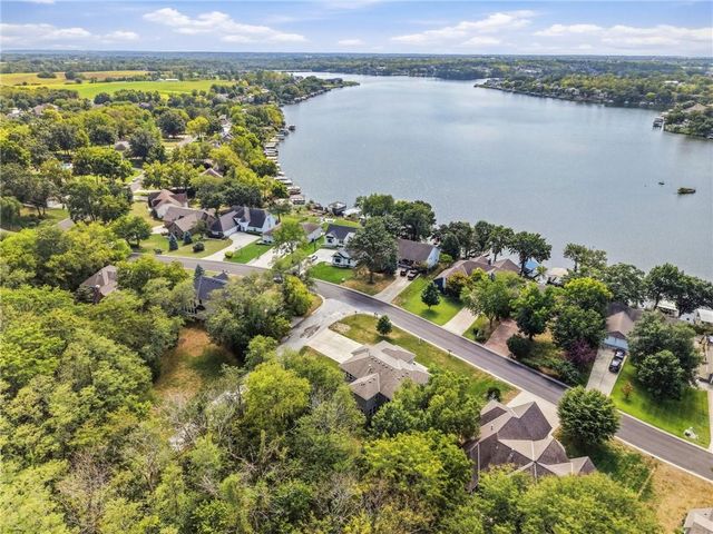 433 N Winnebago Drive, Lake Winnebago, MO 64034
