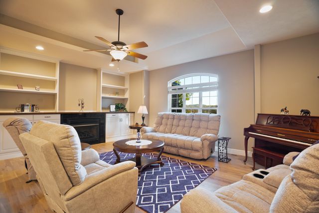 801 Silver Cliff Way, Branson West, MO 65737