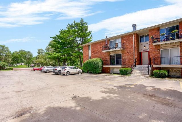 8221 Santa Fe Drive 12, Overland Park, KS 66204
