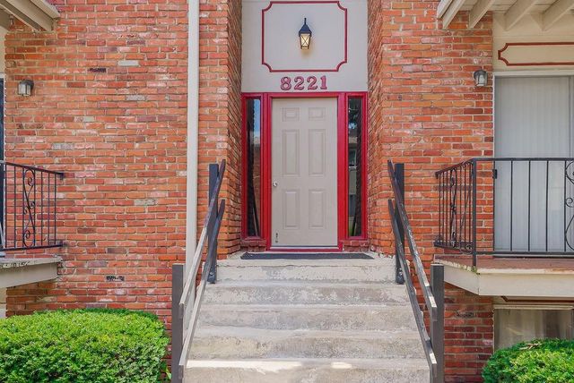 8221 Santa Fe Drive 12, Overland Park, KS 66204