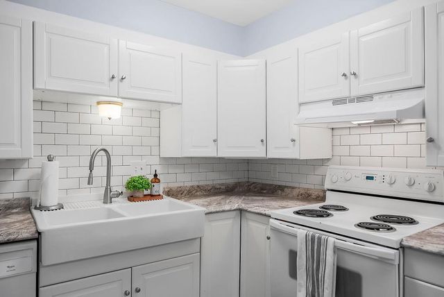 8221 Santa Fe Drive 12, Overland Park, KS 66204