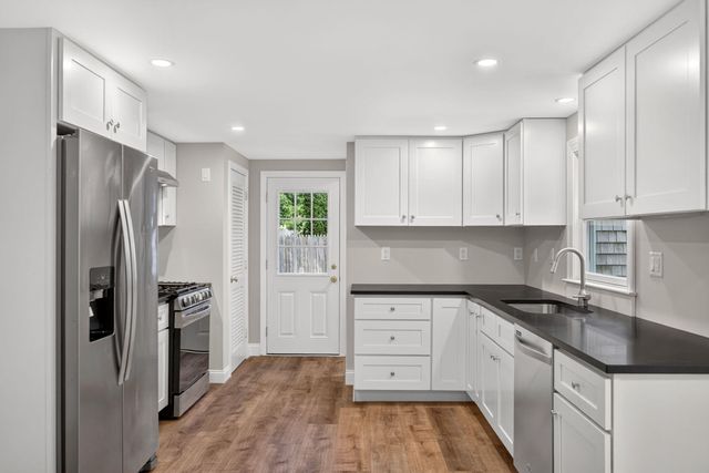 41 Old School House Road, West Hyannisport, MA 02672