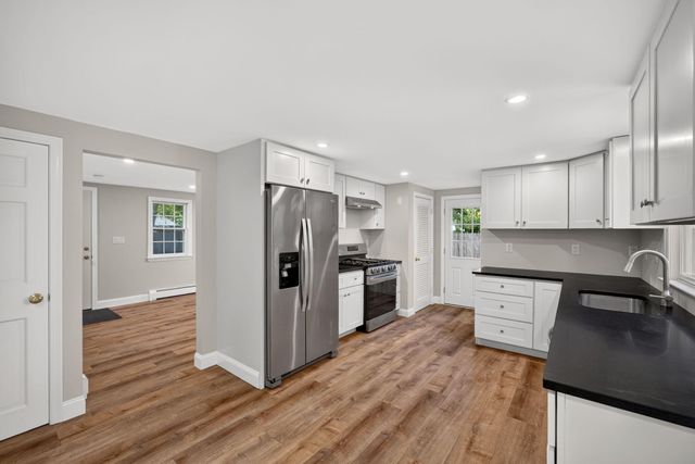 41 Old School House Road, West Hyannisport, MA 02672