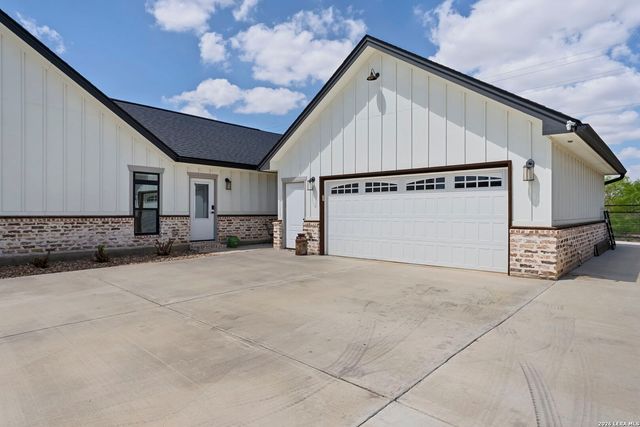 120 magnolia, La Vernia, TX 78121