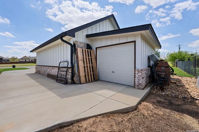 120 magnolia, La Vernia, TX 78121