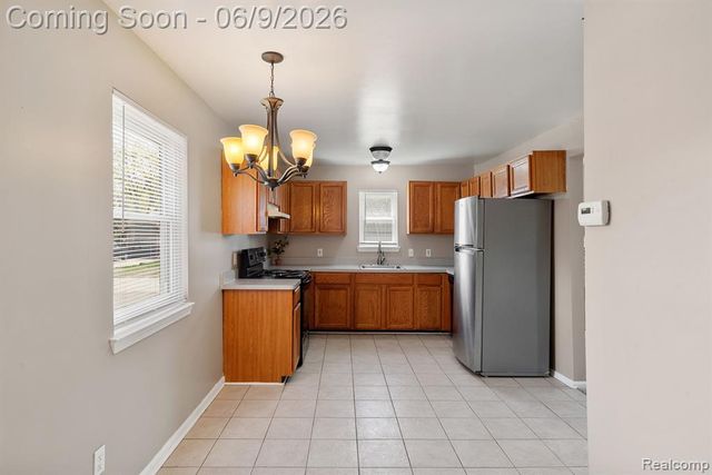 3260 Sashabaw Road, Waterford, MI 48329