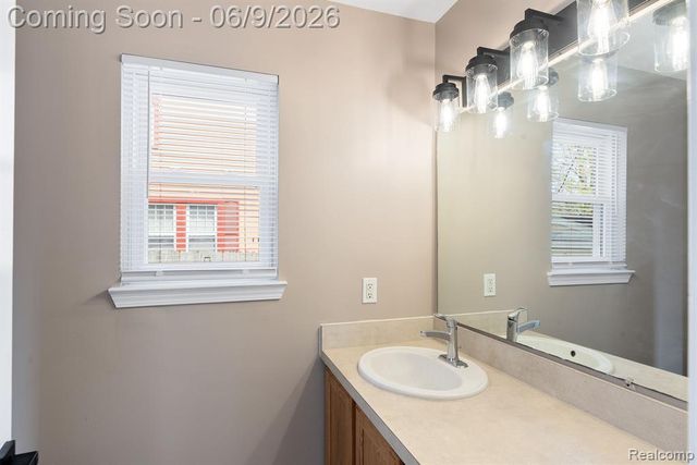 3260 Sashabaw Road, Waterford, MI 48329