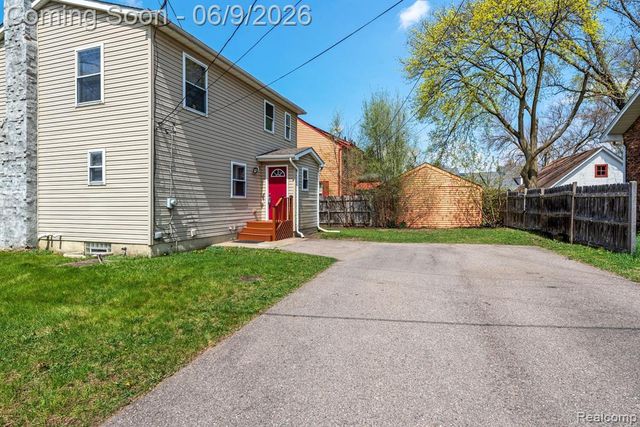 3260 Sashabaw Road, Waterford, MI 48329