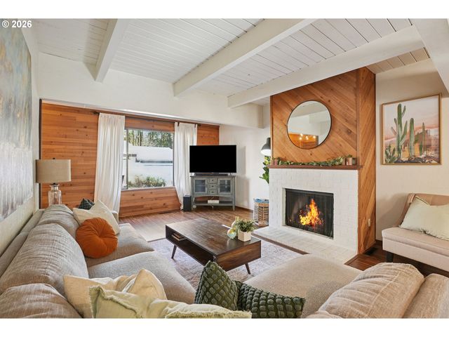 13 MOUNTAIN Cir, Lake Oswego, OR 97035