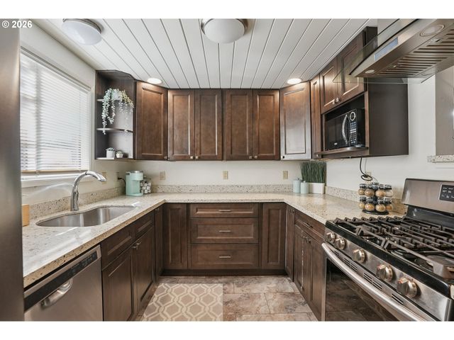 13 MOUNTAIN Cir, Lake Oswego, OR 97035