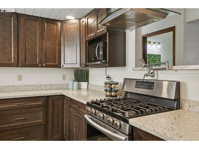 13 MOUNTAIN Cir, Lake Oswego, OR 97035