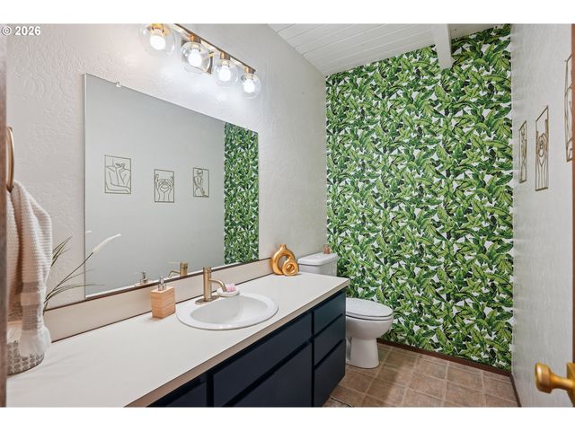 13 MOUNTAIN Cir, Lake Oswego, OR 97035