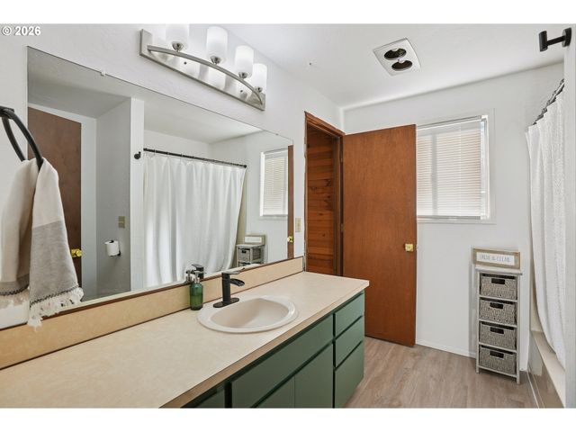 13 MOUNTAIN Cir, Lake Oswego, OR 97035