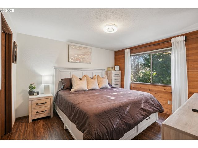 13 MOUNTAIN Cir, Lake Oswego, OR 97035