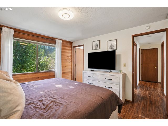 13 MOUNTAIN Cir, Lake Oswego, OR 97035