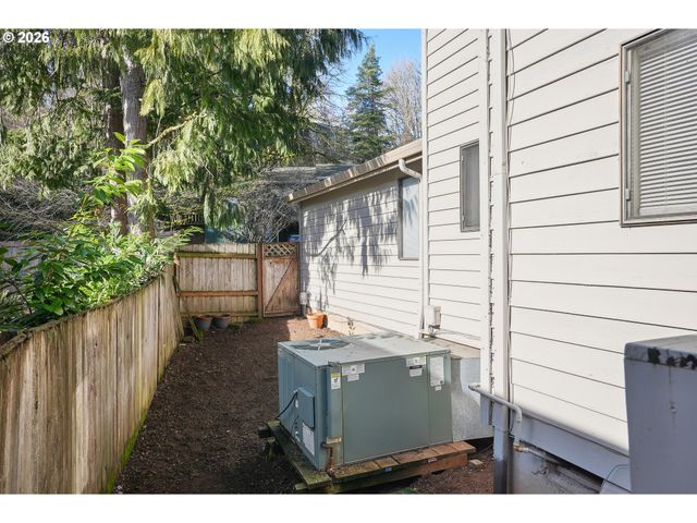 13 MOUNTAIN Cir, Lake Oswego, OR 97035