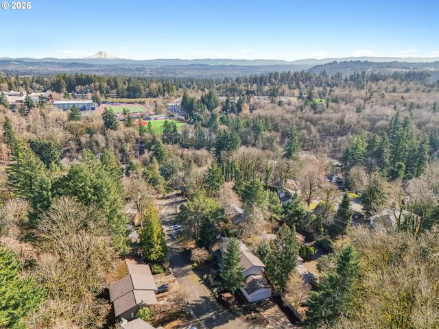 13 MOUNTAIN Cir, Lake Oswego, OR 97035