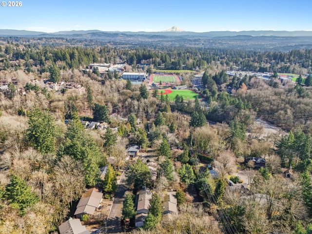 13 MOUNTAIN Cir, Lake Oswego, OR 97035