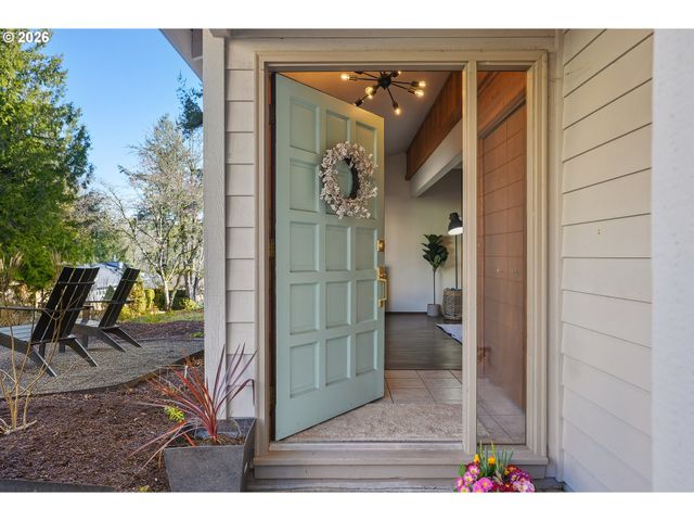 13 MOUNTAIN Cir, Lake Oswego, OR 97035