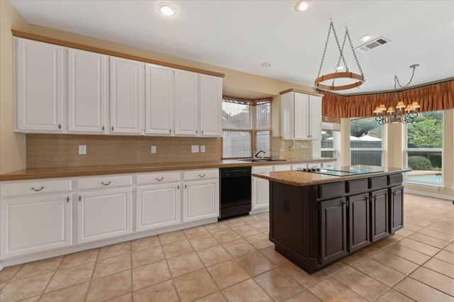 525 Springhill Drive, Hurst, TX 76054